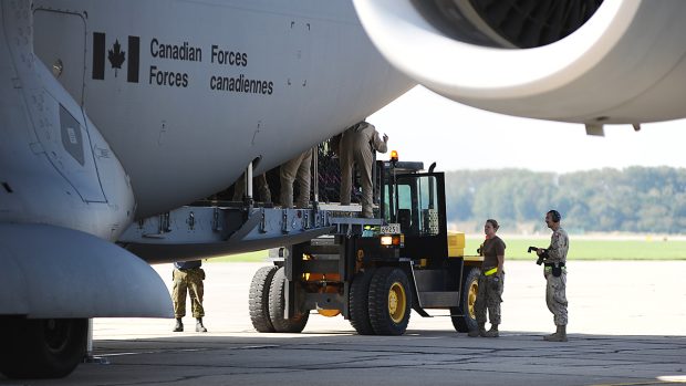 Kanadští vojáci nakládají munici do letadlaGlobemaster na pardubickém letišti
