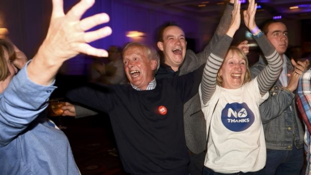 Skotští unionisté slaví úspěch v referendu v centrále jejich kampaně v Glasgow