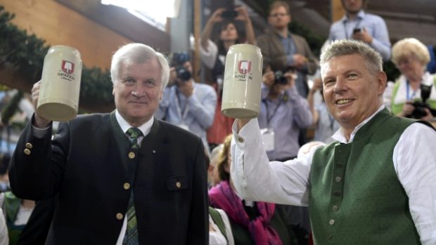 Bavorský premiér Horst Seehofer (vlevo) a mnichovský starosta Dieter Reiter na zahájení Oktoberfestu