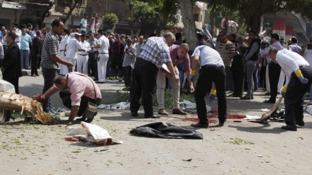 Egyptští policisté zkoumají místo výbuchu v Káhiře