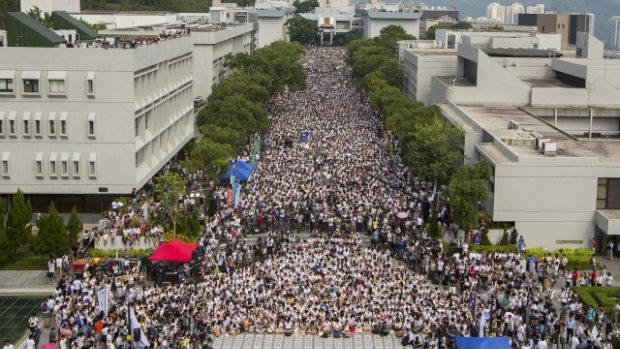 Do protestu proti omezování demokracie se v Hongkongu zapojily tisíce vysokoškoláků a učitelů