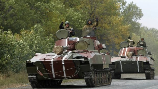 Ukrajinská armáda začala stahovat těžké zbraně z frontové linie