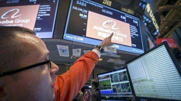 Makléř sleduje vývoj akcií Alibaby na burze v New Yorku