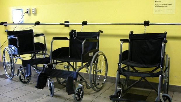 Invalidní vozíky v českolipské nemocnici už nelze tak snadno ukrást. K jejich půjčení je třeba mít žeton