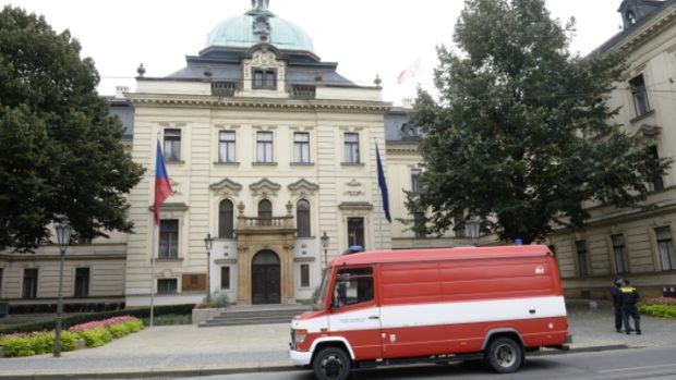 Úřad vlády prohledali 25. září hasiči poté, co na úřad dorazila podezřelá zásilka