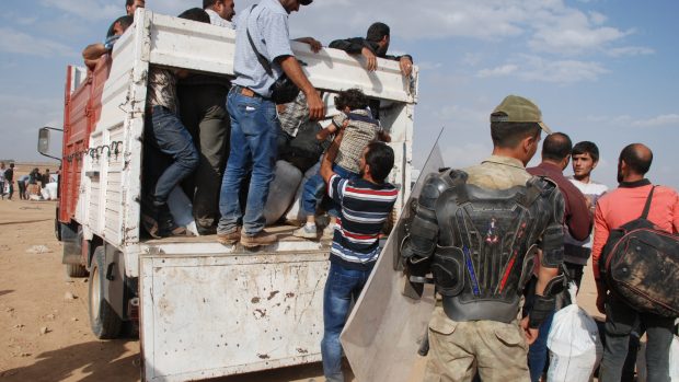Syřané kvůli bojům kurdských milic se členy Islámského státu prchají do Turecka