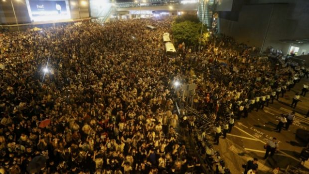 Desetitisíce demonstrantů blokují hlavní silnici do finanční čtvrti Central