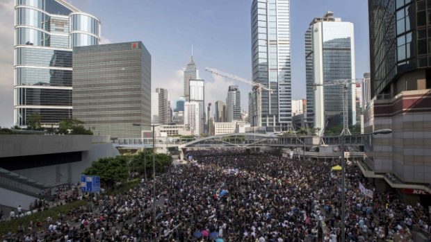Tisíce demonstrantů v Hongkongu zablokovaly hlavní dopravní tepny ve městě