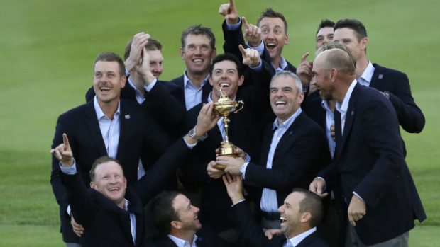 Tým Evropy slaví s trofejí pro vítěze Ryder Cupu