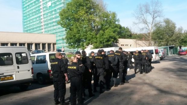 Policie kvůli anonymní hrozbe bombou prohledáva budovy Univerzity Pardubice