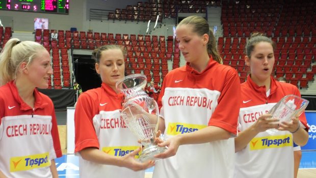 Kateřiny Bartoňová (druhá zleva) a Sedláková (vlevo) řídí hru českého týmu na šampionátu v Turecku