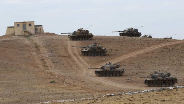 Turecká armáda posiluje pozice na turecko-syrské hranici