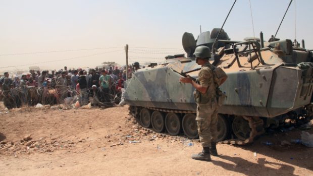 Turecké tanky a obrněná vozidla zaujala pozice na svazích kolem hraničního syrského města Kobani