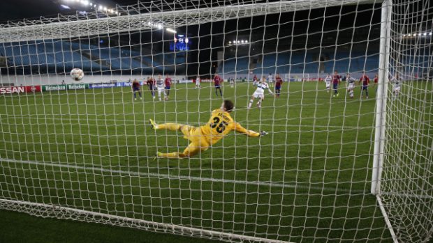 Útočník Bayernu Mnichov Thomas Müller proměňuje penaltu v zápase na hřišti CSKA Moskva.