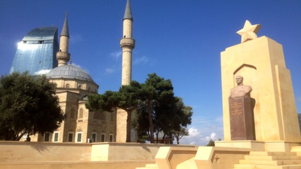 Definice současného Baku - generál-hrdina SSSR, mešita a mrakodrap