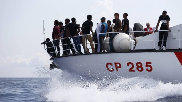 Příbuzní a pozůstalí obětí tragédie se poblíž Lampedusy účastnili pietního aktu