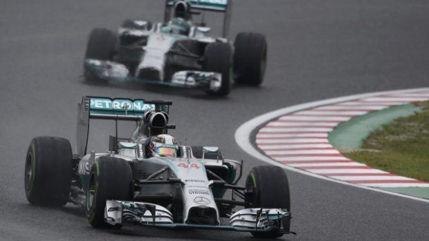 Závod v Japonsku vyhrál Lewis Hamilton před týmovým kolegou Rosbergem