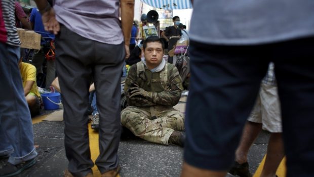 Tisícové davy neopustily centrum Hongkongu ani v noci. Podle agentury BBC se také část prodemokratických demonstrantů střetla s policií.