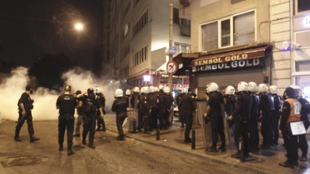 Demonstranti se v Turecku během noci několikrát ostře střeli s policií