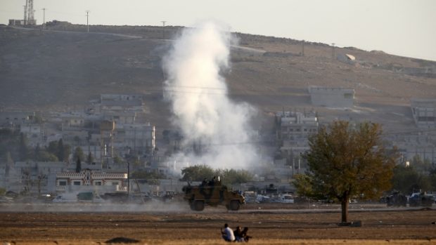 Kouř stoupající nad městem Kobani