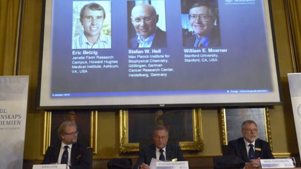 Letošní Nobelovu cenu za chemii získali Američané Eric Betzig a William Moerner a Němec Stefan Hell