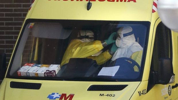 Ambulance před vchodem do činžovního domu, kde bydlí ebolou nakažená zdravotní sestra, která leží v madridské nemocnici