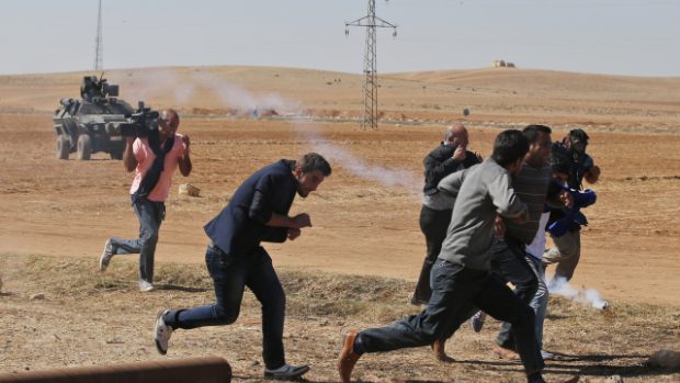 Turecké síly střílejí slzný plyn k rozehnání Kurdů na hranici mezi Tureckem a Sýrií. Boj mezi syrskými Kurdy a ozbrojenci Islámského státu zesílil.