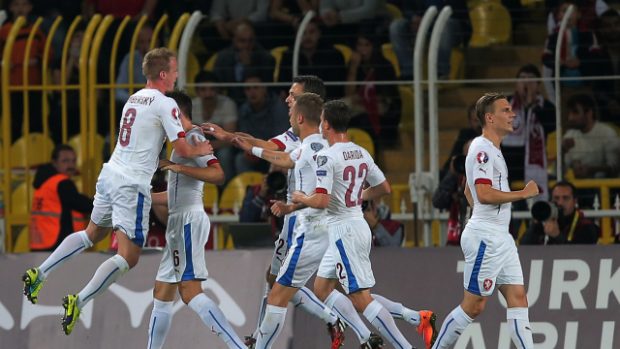 Čeští fotbalisté se radují z vítězného gólu Dočkala v utkání v Turecku