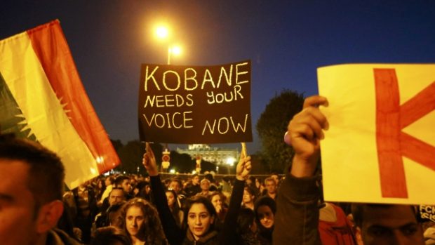 Kurdové protestují proti útokům islamistů na kurdské město Kobani