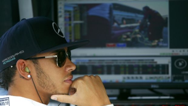 Během úvodních tréninků v Soči byl Lewis Hamilton zamyšlený, v kvalifikaci ale i nejrychlejší