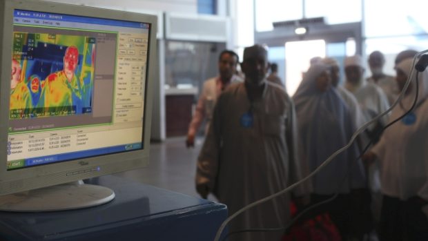 Na některých letištích měří teplotu cestujících skenerem
