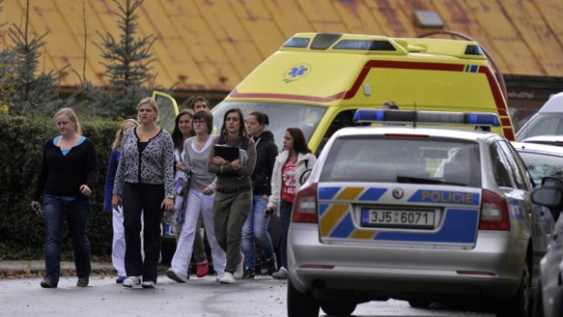 Na Střední škole obchodní a služeb ve Žďáru nad Sázavou napadla 26letá žena několik studentů