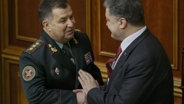Ukrajinský parlament schválil nového ministra obrany, Stepana Poltoraka (vlevo). Nominoval ho prezident Petro Porošenko (vpravo)