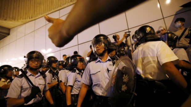 Hongkong. Policie zasáhla proti demonstrantům, kteří zablokovali jeden ze silničních tunelů