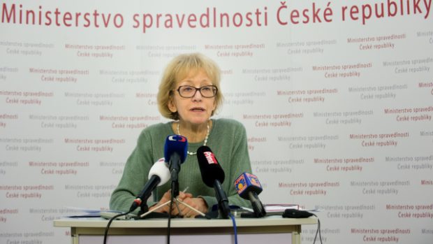 Ministryně spravedlnosti Helena Válková nevyloučila, že soud nebyl při propuštění žďárské útočnice důkladný