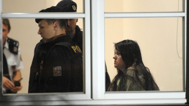 Policisté přivádějí  k jihlavskému soudu ženu, která zaútočila na studenty ve Žďáru nad Sázavou