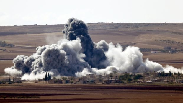 Oblaka dýmu po výbuchu ve vesnici políž města Kobani