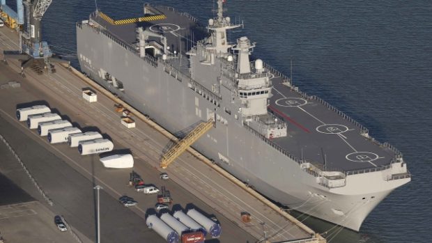 Francouzská válečná loď Mistral připravená pro Rusy v přístavu Saint Nazaire