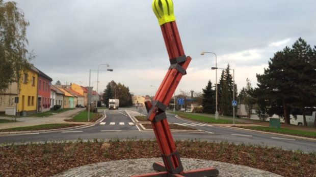 Křižovatku v Lipníku nad Bečvou zdobí plastika zlomené sirky