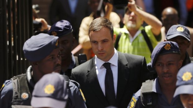 Pretoria, Jihoafrická republika. Handicapovaný atlet Oscar Pistorius odchází od soudu, kde zazněly závěrečné řeči obhájce a žalobce