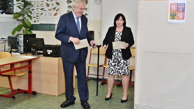 Prezident Miloš Zeman volil spolu s manželkou Ivanou v základní škole na Praze 13