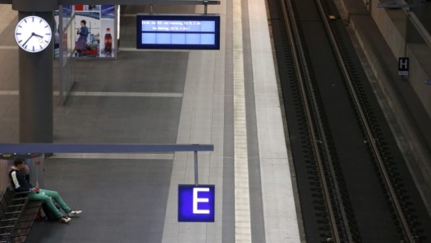 Prázdné nástupiště na hlavním železničním nádraží v Berlíně. Cedule oznamuje stávku strojvedoucích