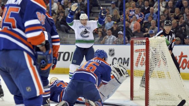 Radim Vrbata (v bílém) se raduje ze své vítězné trefy do sítě Edmontonu