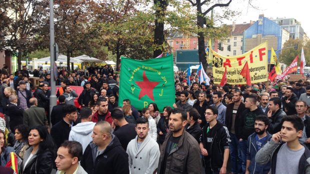 Kurdové v Berlíně protestovali na podporu boje proti Islámskému státu. 18. 10. 2014