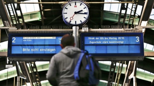 Informační tabule na nádraží v Berlíně ukazuje informaci o stávce