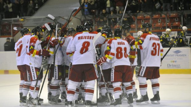 Olomoučtí hokejisté se radují z vítězství (ilustrační foto)