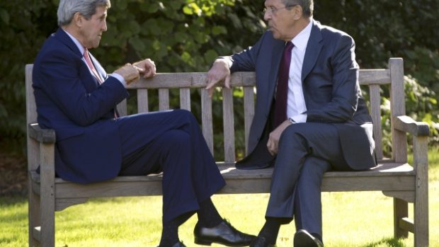 Americký ministr zahraničí John Kerry a jeho ruský protějšek Sergej Lavrov