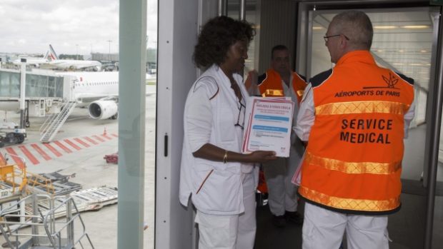 Lékaři na francouzských letištích kontrolují pasažéry přilétající přímou linkou z Konakry v Guineji