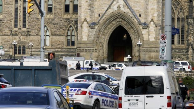 Kanadská policie pátrá po několika útočnících. Střílelo se na nejméně třech místech hlavního města Ottawy včetně parlamentu