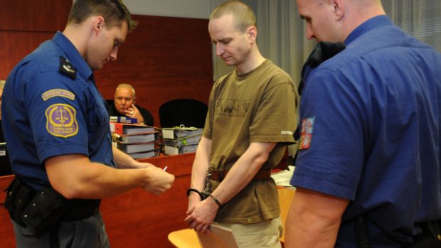 Obžalobě z vraždy podnikatele a vlivného člena ČSSD Romana Housky čelí bývalý voják (uprostřed)